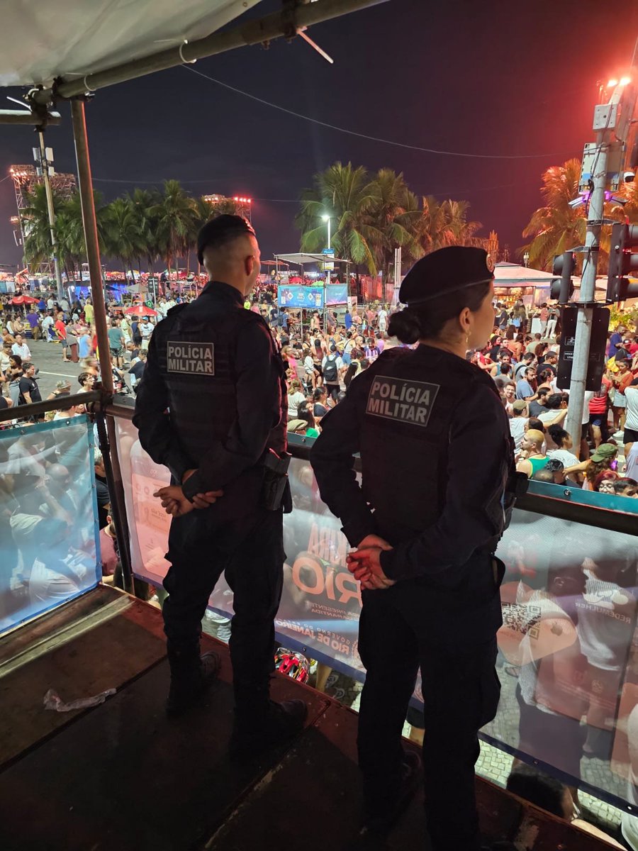 PMERJ's tweet photo. POLICIAMENTO EM TORRES DE OBSERVAÇÃO
Policiais Militares atuam em torres de observação instaladas em diversos pontos da Avenida Atlântica, em Copacabana, reforçando a segurança do público durante o #MegaShow da cantora Shakira.
#ServireProteger #Shakira #Copacabana #PMERJ https://t.co/wOBFjmQjCw
