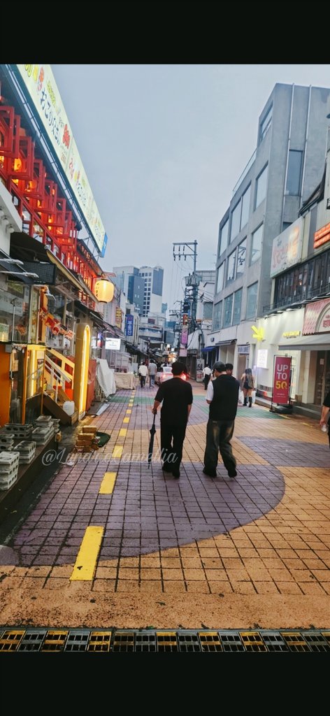 LunariaCamellia's tweet image. ☔︎︎ ₊˚⊹비 온 뒤의 거리 — softer, somehow.
The neon bleeds. The concrete forgives.
Last train’s at midnight—
so you stay out until the one at six. That’s the deal.⋆.𐙚 ̊
#Hongdae #photography #Seoulnightlife #Lunaria