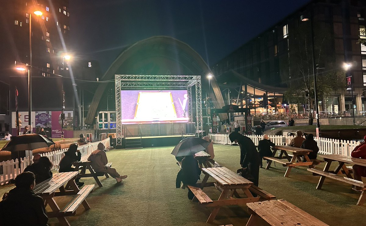 Nick_Metcalfe's tweet image. It’s like a throwback to Saturday Night at the Movies right now in Tudor Square.

There’s only one feature film playing in Sheffield tonight - Mark Allen against Wu Yize.

#Snooker