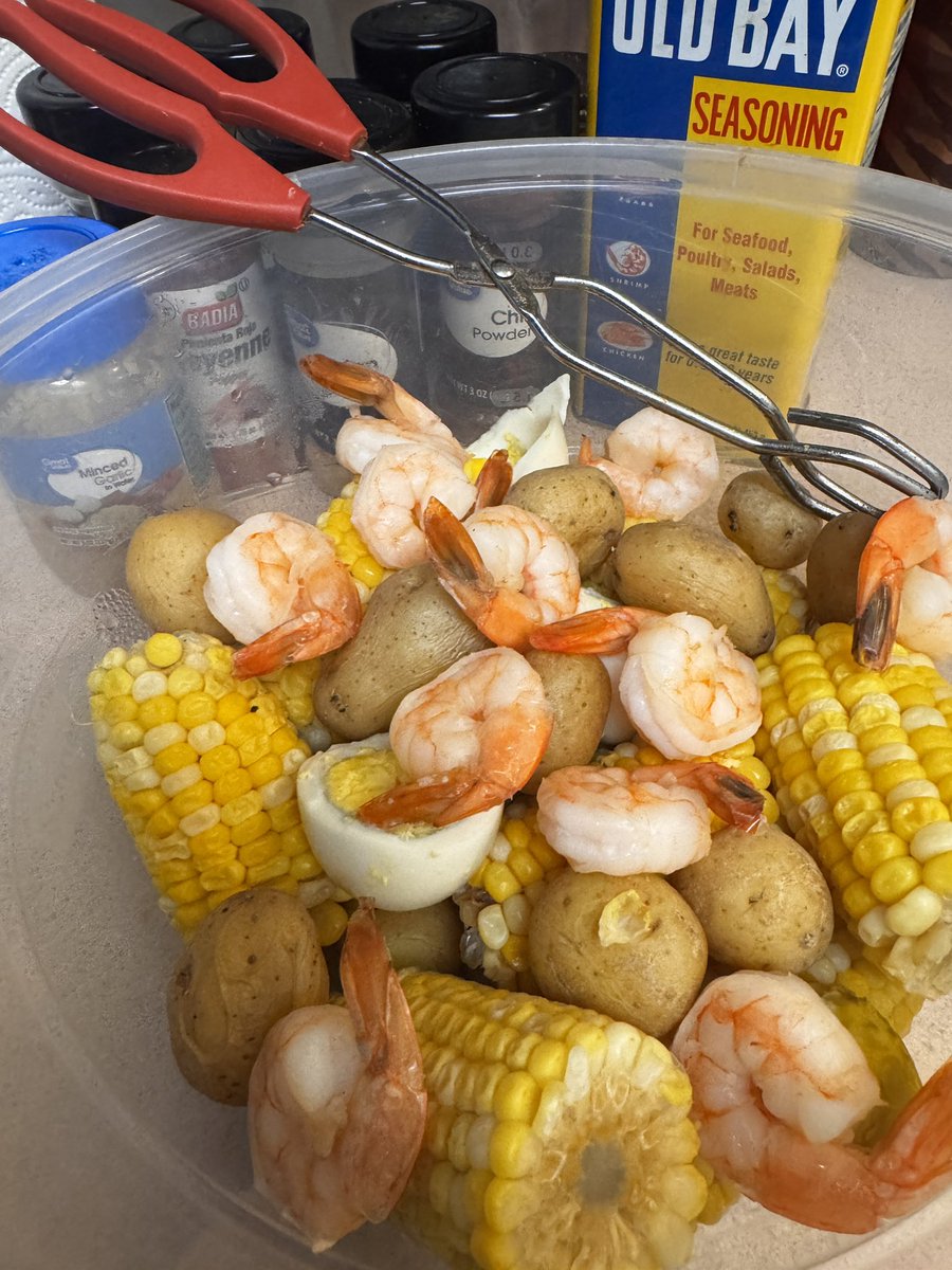IAmRedSonya's tweet image. Tornado warning ⚠️ 🌪️ comfort food for me…
Before….and after! #EggBoil #SoGOOD 🤤