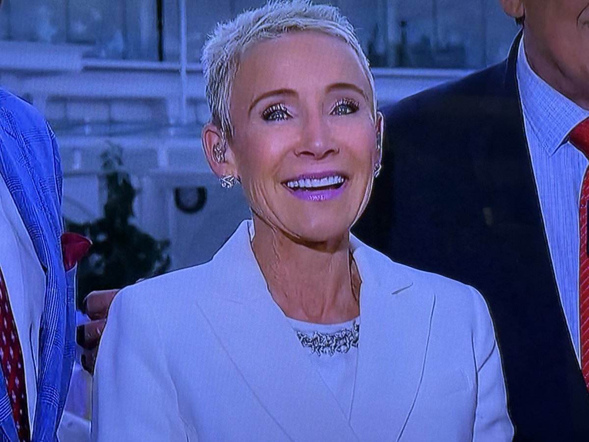 MajorCelebrity's tweet image. #KentuckyDerby I’m sooo sad that @NBCSports broadcast team member and former #jockey @DonnaBrothers is retiring! She’s great at what she does, especially riding alongside the #winners to interview them! And what other 60-year-old looks this #gorgeous?! She will be missed.