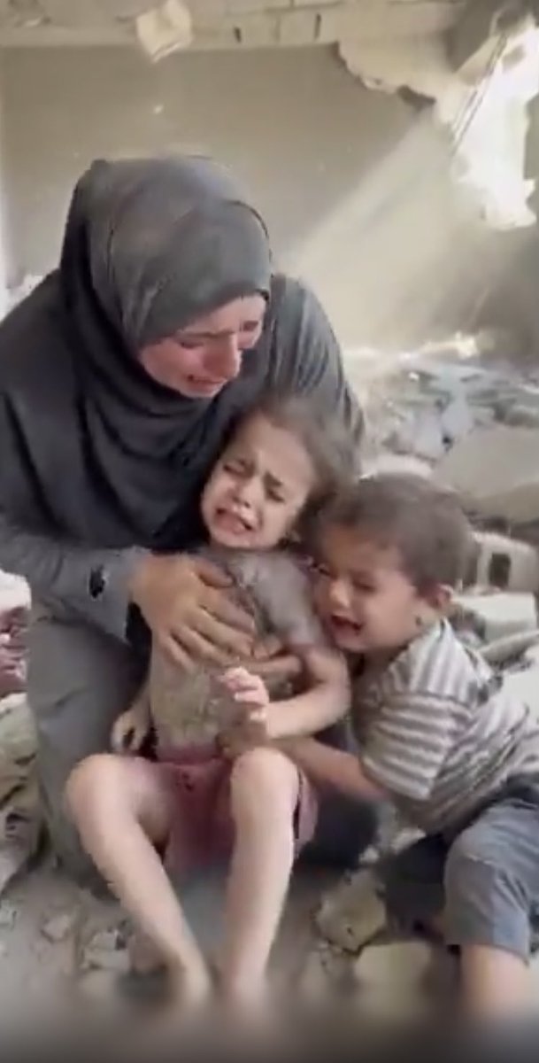 Metin4484_3's tweet image. ANNE ve ÇOCUKLARı,
GAZZE,
#GAZA🥲
#GazaGenocide‌ 
#FreePalestine🇵🇸 
      ☝️
GAZZE'Yİ GÖR🔻
 #PalestineIsBeingStolen🇵🇸
#BOYCOTT 
🇹🇷🇵🇸🇵🇰🇦🇿🇸🇾🇺🇿🇮🇷🌹🕋☝️