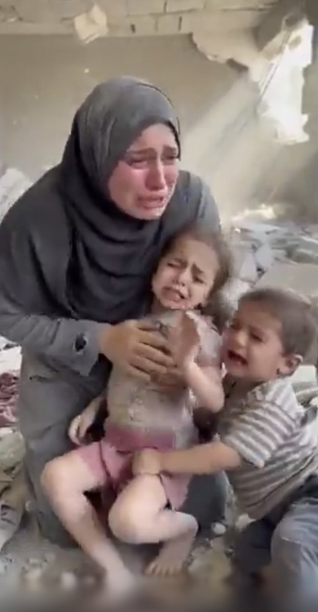 Metin4484_3's tweet image. ANNE ve ÇOCUKLARı,
GAZZE,
#GAZA🥲
#GazaGenocide‌ 
#FreePalestine🇵🇸 
      ☝️
GAZZE'Yİ GÖR🔻
 #PalestineIsBeingStolen🇵🇸
#BOYCOTT 
🇹🇷🇵🇸🇵🇰🇦🇿🇸🇾🇺🇿🇮🇷🌹🕋☝️