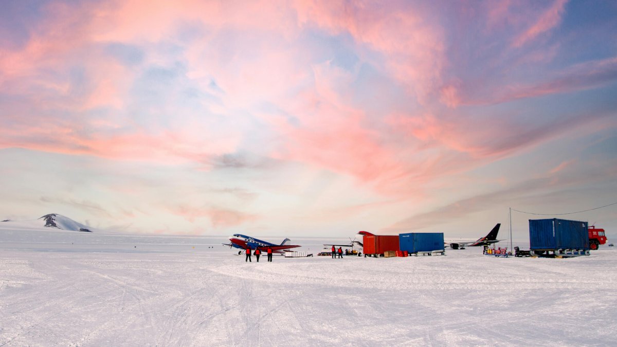 InterlineaMx's tweet image. ❄️ En la Antártida existe un lugar donde el ciclo del agua se rompe: los Valles Secos de McMurdo. Aquí, el frío y el viento son tan extremos que la lluvia es inexistente.

Descubre más aquí: 👇 [interlinea.mx/el-lugar-del-p…]

#Antártida #Ciencia #Clima #Naturaleza