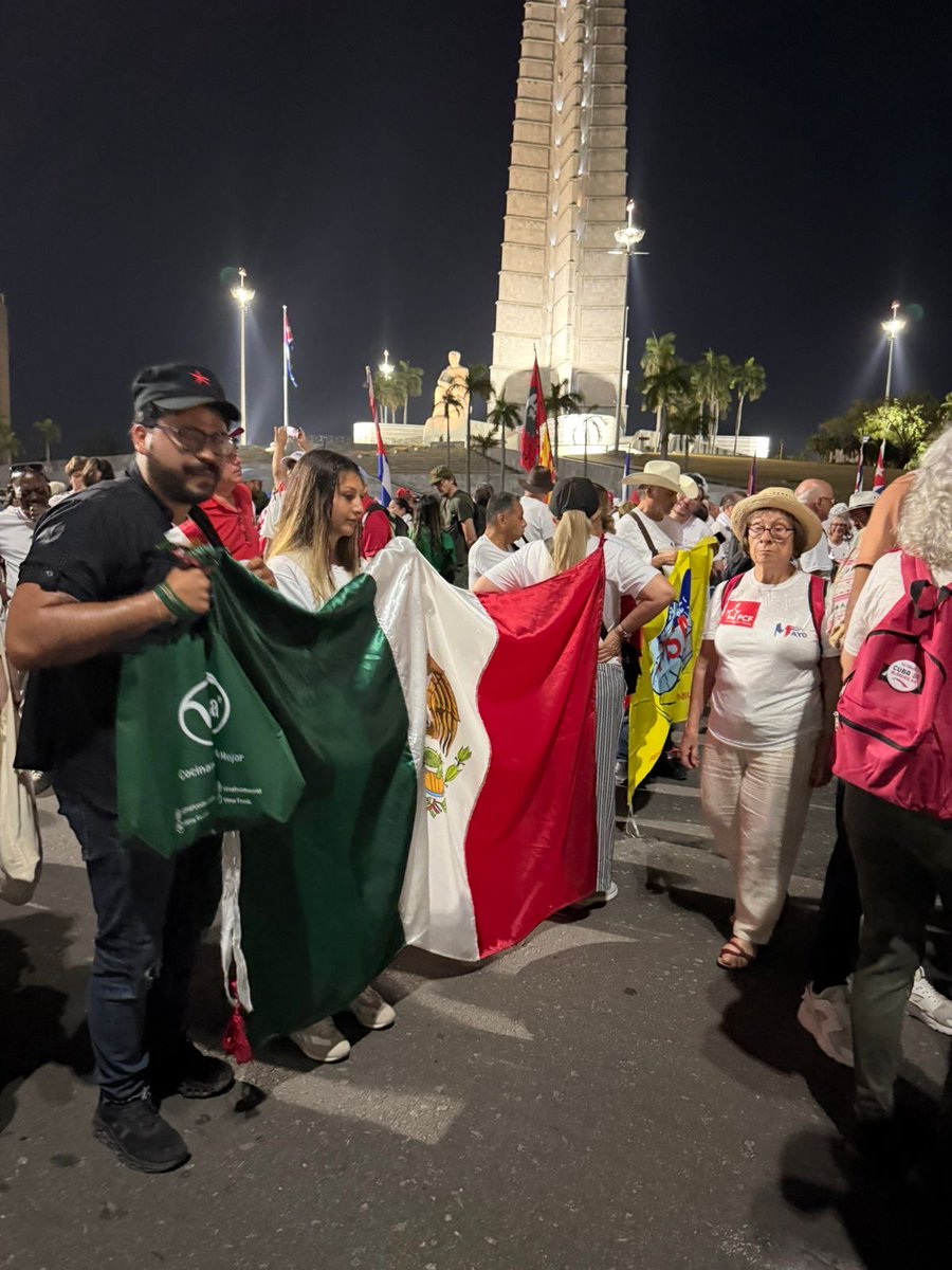 EmbaCuMex's tweet photo. 🇲🇽🤝🇨🇺 Cuarenta representantes de sindicatos, organizaciones políticas, movimientos sociales, populares y de la solidaridad mexicanos participan en las actividades convocadas en La Habana para celebrar el Día Internacional de los Trabajadores.

#CubaNoEstáSola https://t.co/jfIBG39Taq