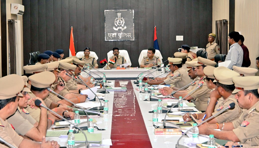 Etahpolice's tweet image. #NewsEtahPolice 
एटा ~ अपराध समीक्षा बैठक एवं सैनिक सम्मेलन के दौरान एसएसपी एटा डॉ0 इलामारन जी द्वारा जनपद में बेहतर पुलिस प्रबंधन व कानून एवं शांति व्यवस्था बनाए रखने हेतु अधीनस्थों को दिए आवश्यक दिशा-निर्देश।
#UPPolice