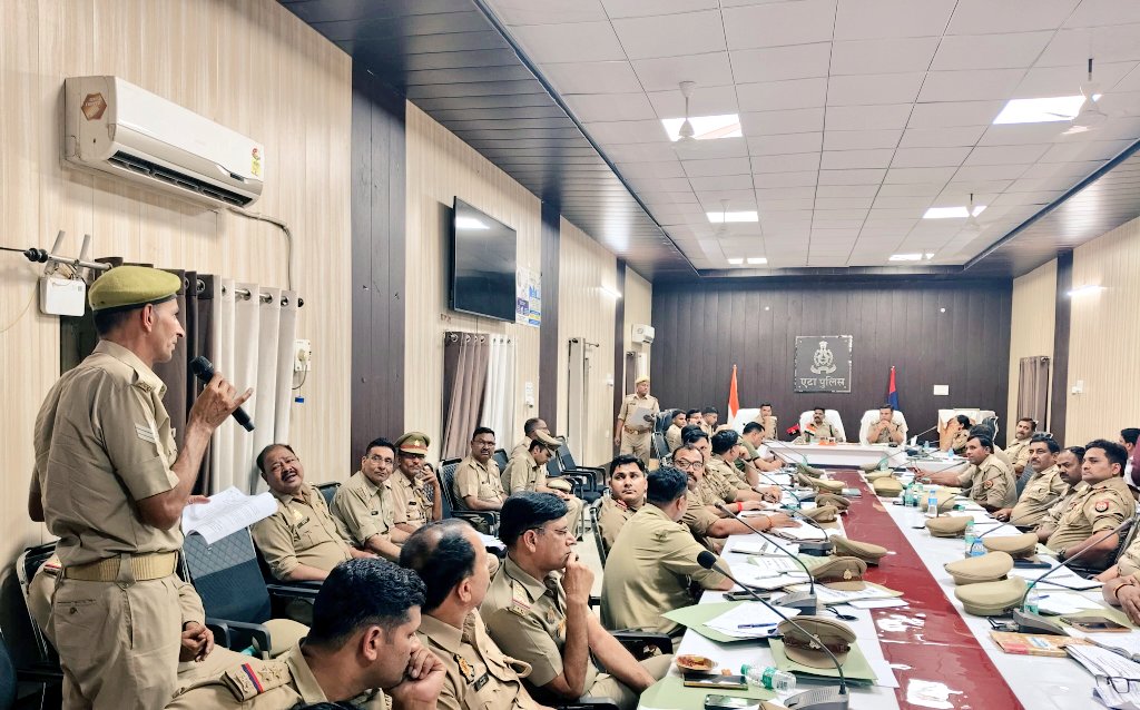 Etahpolice's tweet image. #NewsEtahPolice 
एटा ~ अपराध समीक्षा बैठक एवं सैनिक सम्मेलन के दौरान एसएसपी एटा डॉ0 इलामारन जी द्वारा जनपद में बेहतर पुलिस प्रबंधन व कानून एवं शांति व्यवस्था बनाए रखने हेतु अधीनस्थों को दिए आवश्यक दिशा-निर्देश।
#UPPolice