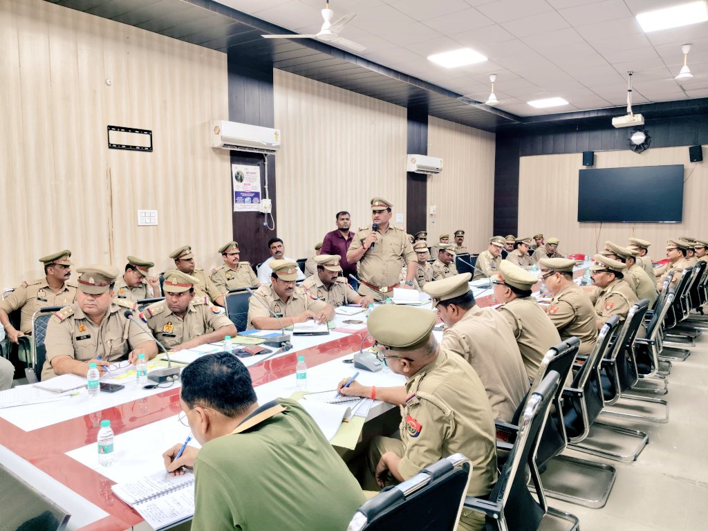 Etahpolice's tweet image. #NewsEtahPolice 
एटा ~ अपराध समीक्षा बैठक एवं सैनिक सम्मेलन के दौरान एसएसपी एटा डॉ0 इलामारन जी द्वारा जनपद में बेहतर पुलिस प्रबंधन व कानून एवं शांति व्यवस्था बनाए रखने हेतु अधीनस्थों को दिए आवश्यक दिशा-निर्देश।
#UPPolice