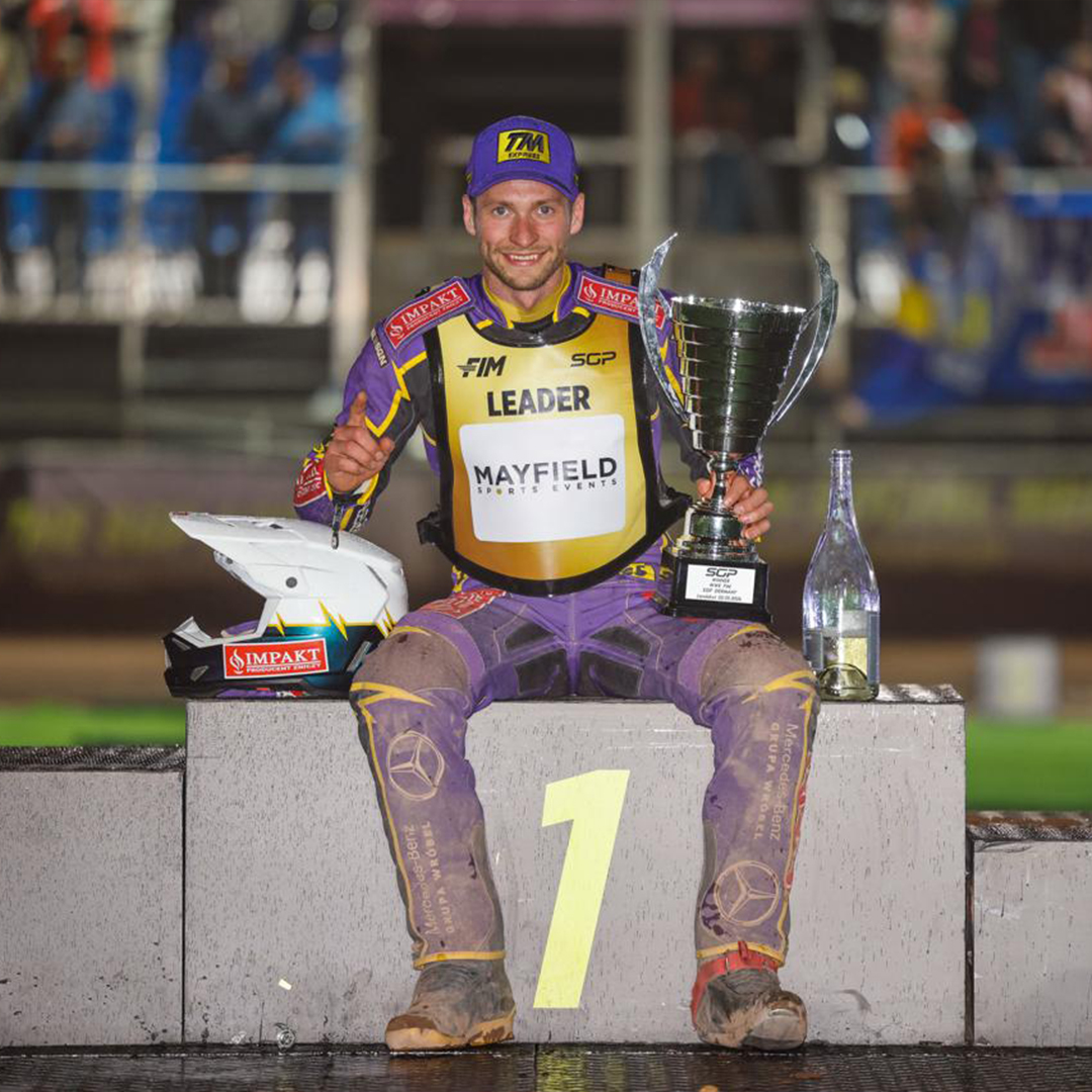 SpeedwayGP's tweet image. Gold suits you, Kacper! 🥇

Kacper Woryna becomes the first rider to receive the gold jacket this season 👏

#SGP #GermanSGP