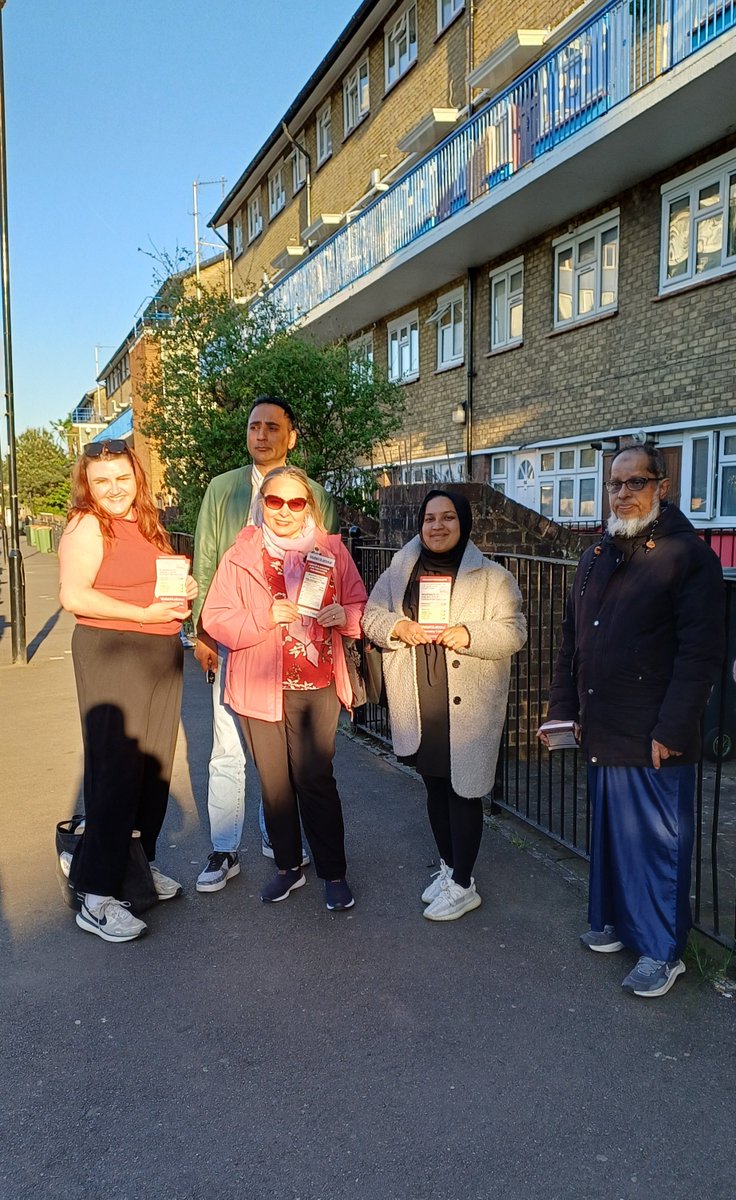 LarisaZilickaja's tweet photo. Once again this week, Canning Town North team has been canvassing every single day with the most amazing friends by our side ๐ช๐ง๏ธโ๏ธ
Tired sometimes, but always motivated by the great conversations and the positive energy from our residents ๐น
#newhamlabour https://t.co/y9SnigQppz