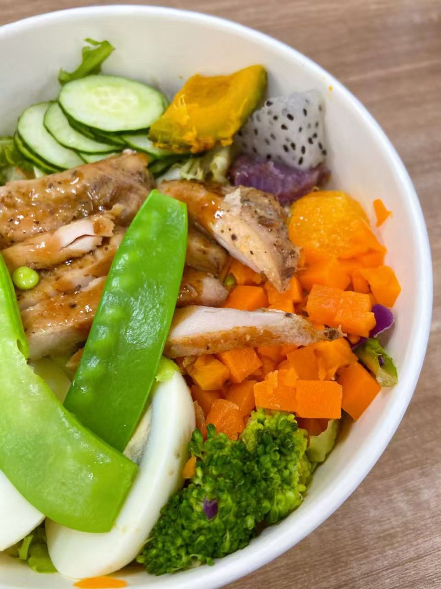stxtweeter's tweet image. Swap processed snacks for this nutrient-packed bowl! Grilled chicken, roasted veggies, quinoa, and a drizzle of olive oil—high protein, fiber, and flavor. Perfect for your post-workout or midday fuel. #HealthyEating #FatLossMeal #CleanEats
