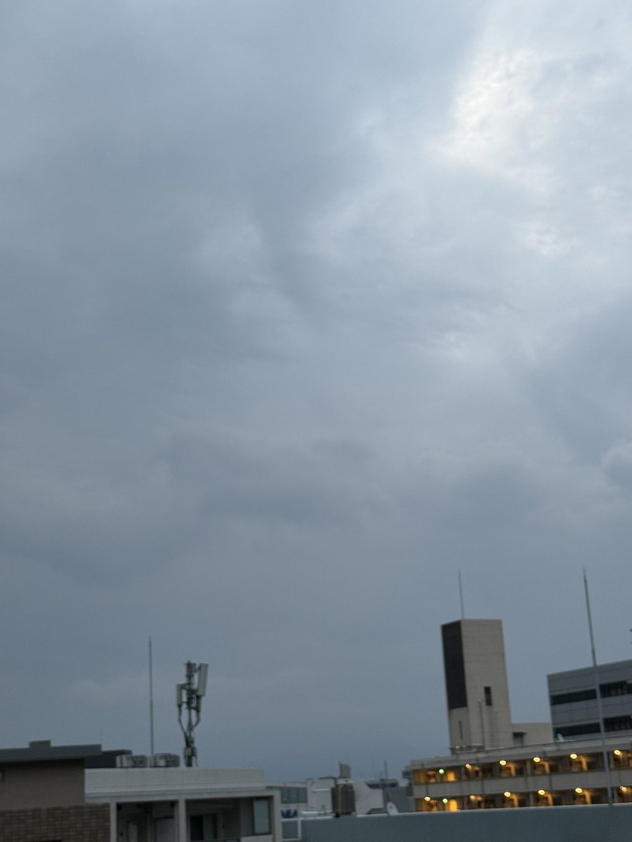おはようございます
いつもと違って中央区

乾いた空気

道路が濡れて、分厚い雲が覆っている福岡の朝です
今日は雨だな

#イマソラ #カコソラ #福岡市
#春　#igで繋がる　
#朝焼け #おはよう