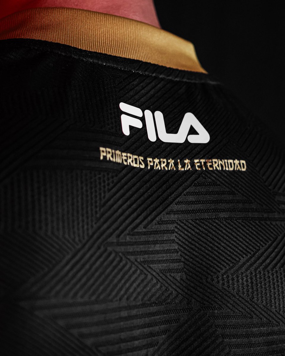 SantaFe's tweet photo. ¡Con la 𝐓𝐞𝐫𝐜𝐞𝐫𝐚 𝐏𝐢𝐞𝐥, llevarás la gloria puesta en cada detalle 🦁!

🏆Una década de la Suruga Bank 

⚫️Negra con dorado: Elegancia y brillo de nuestros trofeos

✔️El degradado y tipografía: Un puente entre Bogotá y la gesta nipona 🇯🇵 

Primeros para la eternidad 🇮🇩 https://t.co/Omxzrgld0A