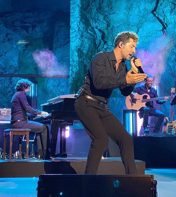 287Mamun's tweet photo. Volvió a brillar y la magia se hizo canción, su canción brilló con su voz¡¡ @StarliteCatOcc @davidbisbal #Marbella fotos compartidas por @GabrielPeso_ Enormes¡¡¡ viva la música en directo y todos los que la hacen posible. https://t.co/nHo5KYVFW5