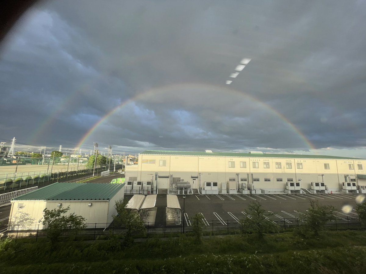 4488Matsu's tweet photo. おはようございます😃
ご無沙汰しております。

さて、今から茨城に帰るぞ！

と、一昨日に現れた虹でも🌈
デカくてハッキリクッキリ、３０分以上見られた。 https://t.co/EzMEVdd4N1