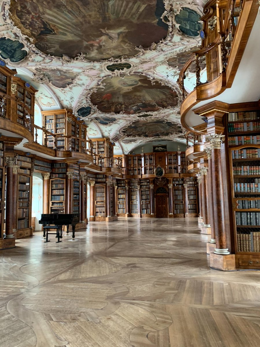 TheMaverickRay's tweet photo. The Library of Congress in Washington, D.C. is widely regarded as the best and largest library in the world, holding over 170 million items, while the Gabriel García Márquez Library in Barcelona was named the best public library in 2023. https://t.co/m9nqfGN9u1