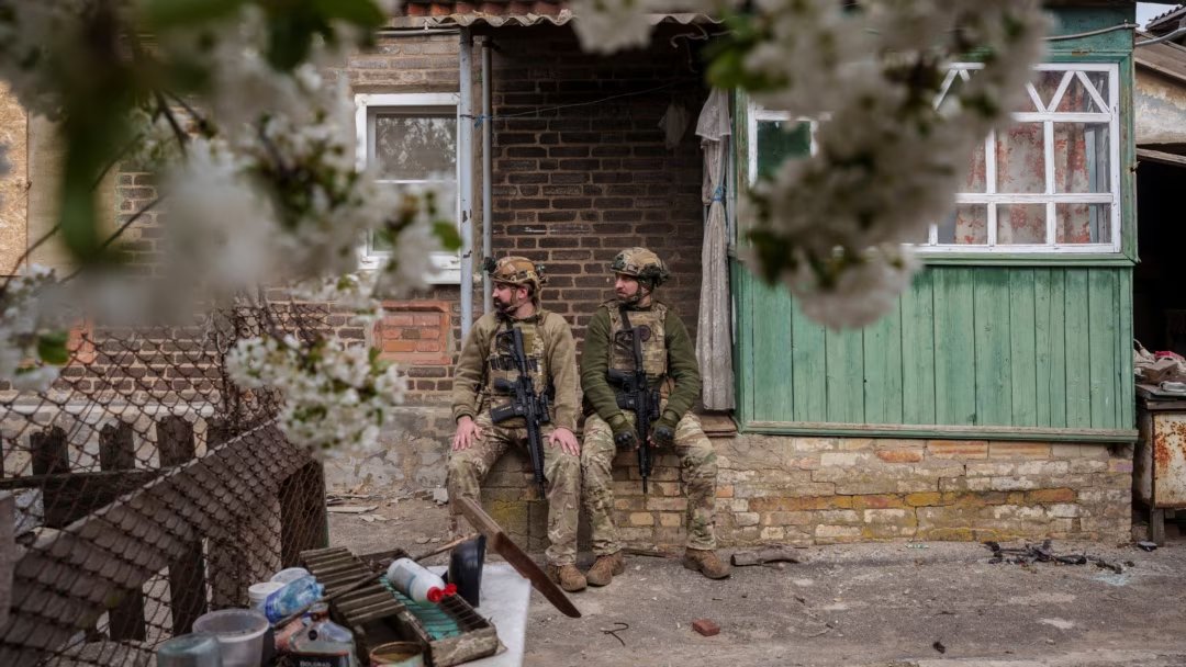 IPAZIA2025's tweet image. #RelataRefero

La #Russia rivendica la conquista di 10 cittadine, di cui 6 nelle regioni di #Kharkiv e #Sumi, dove le truppe russe stanno cercando di stabilire una zona di sicurezza, e 4 nella regione ucraina annessa di #Donetsk.

Fonte:vaticannews.va/it/mondo/news/…