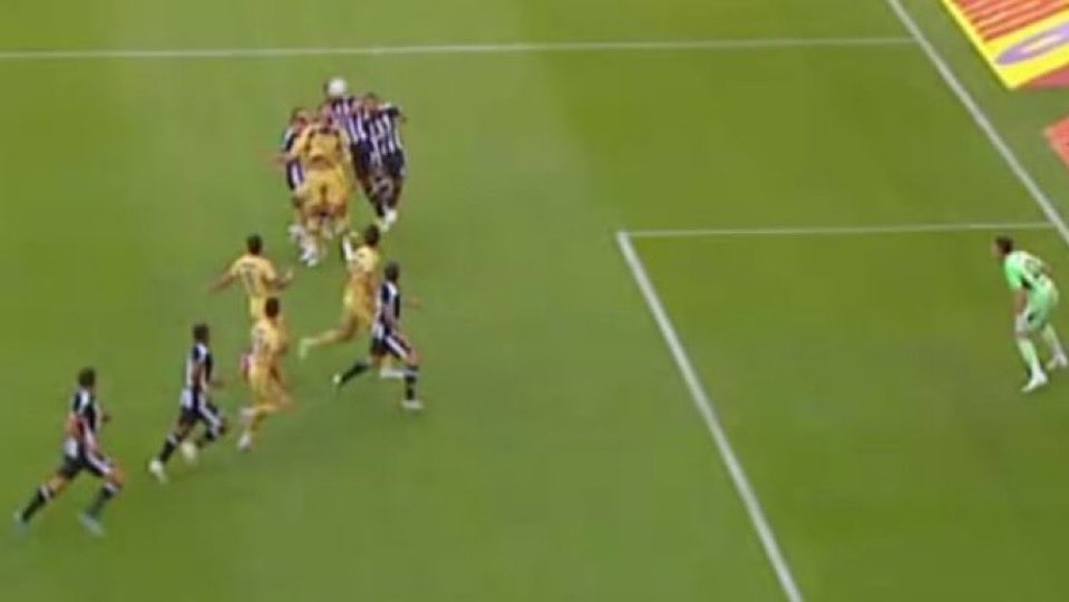 Offside idéntico en los dos goles. Sólo se lo cobran a Boca