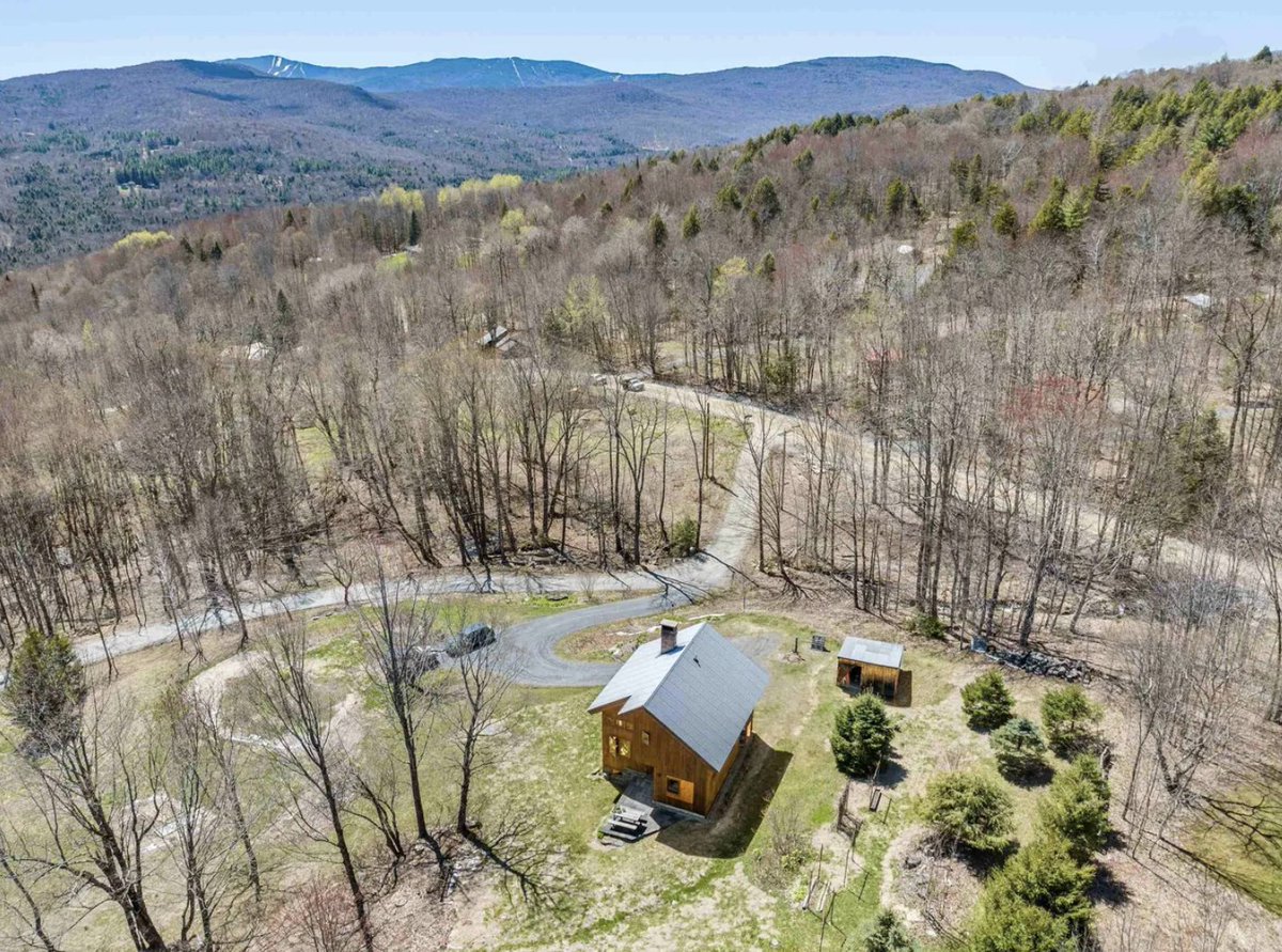 CountryLife717's tweet image. $585K. #Vermont Custom Country #Cottage sitting on 2.5 secluded acres with views and two brooks flowing through. countrylifedreams.com/built-2005-ver…