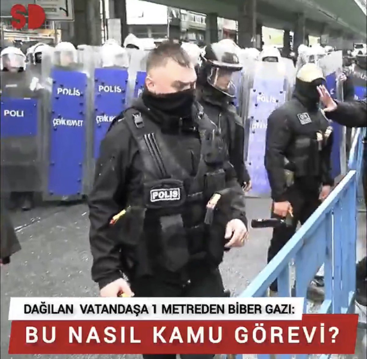<a href="/ilkerkarli/">İlker Karlı</a> Siz gerçekten şu öfke dolu polis memurunun görevini disiplin kuralları doğrultusunda kendi hislerini karıştırmadan yaptığına inanıyor musunuz? <a href="/EmniyetGM/">Türk Polis Teşkilatı</a>
