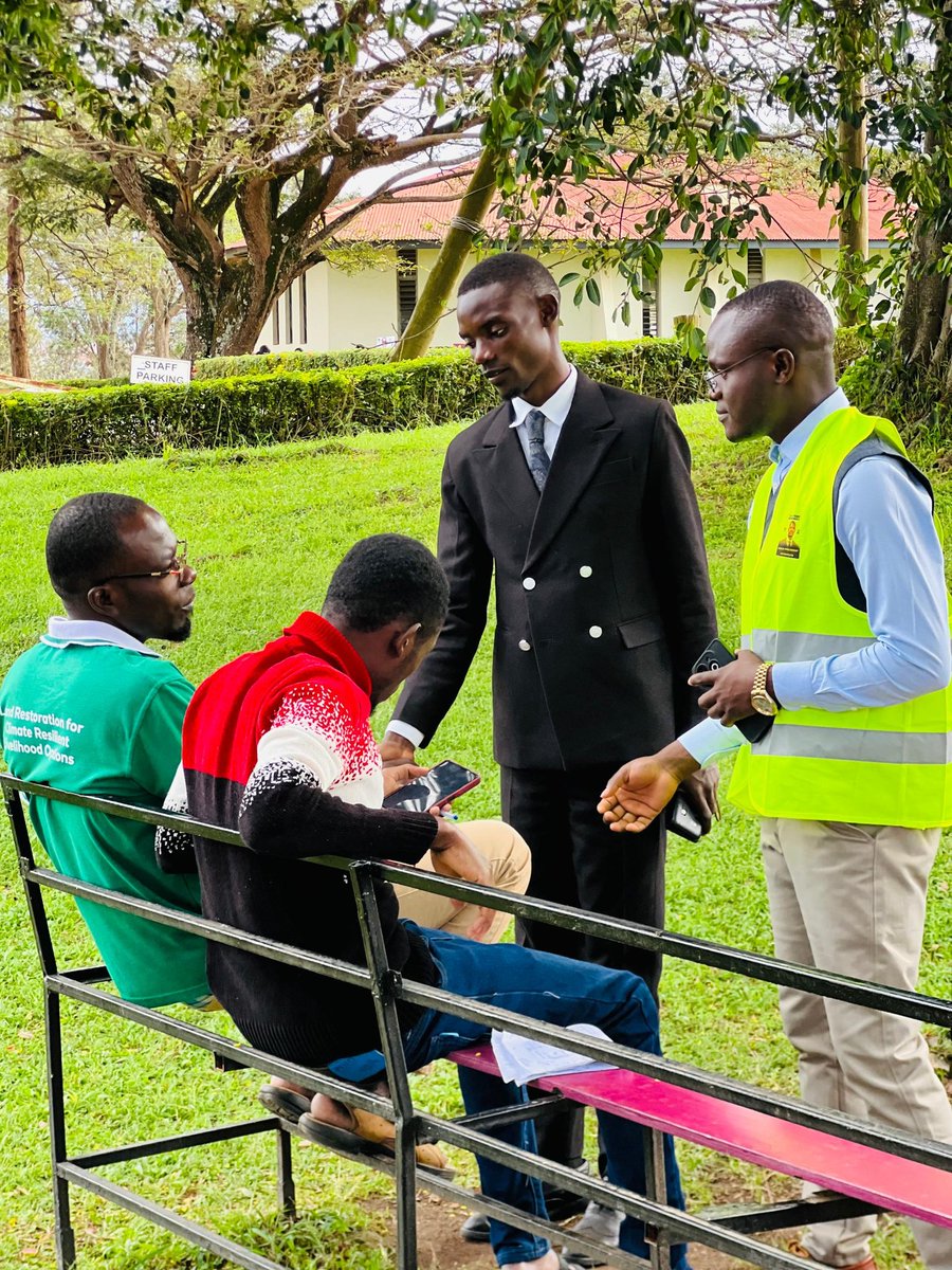 OsbertMDenis's tweet photo. Comrade Muhumuza Denis raises for the students case ,as he vies for Guild president seat at the mighty @BishopStuartUni , students have shown great support to the move for he has convinced them beyond doubt that he's able ,selfless,competent.....
#Studentisation
#realplans https://t.co/g4KbPkBcjG