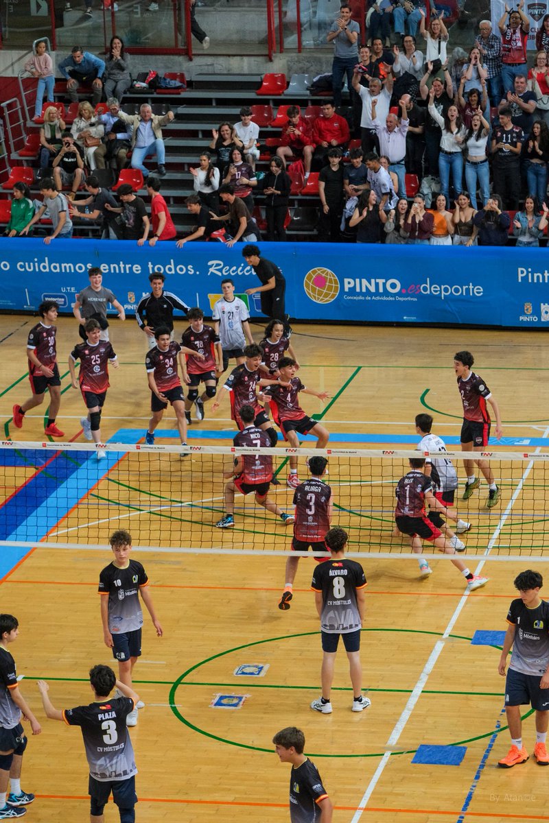 voleypinto's tweet photo. 📢 Primer ascenso del finde semana para @GrupoEgido Pinto! 🔥🏐

Nuestro equipo cadete masculino competirá la próxima temporada en la máxima categoría del voleibol madrileño. 💪

Orgullo de jugadores, cuerpo técnico y afición. Seguimos! ❤️🖤

#Voleibol #Pinto #Cantera https://t.co/kxeXYXWGrt