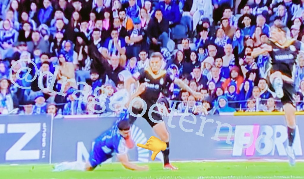 DragaoEternoo's tweet image. Gül leva pontapé na cara e is árbitros não vê nada 
Penalti por assinalar 🤬 
#fcp #fcpfca #fca #alverca #fcporto #ligaportugal #ligaportugalbetclic