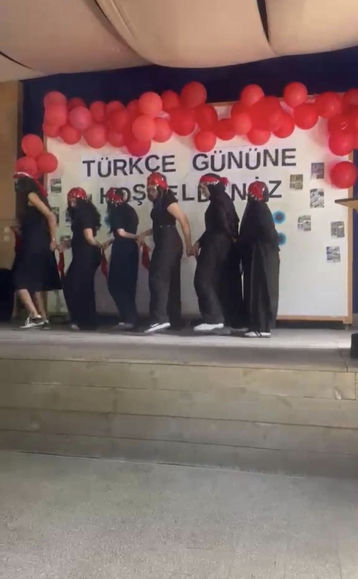 TunusEM's tweet photo. Bizerte'de Türkçe dersi alan öğrenciler tarafından unutulmaz bir Türk Günü Programı gerçekleştirildi.
Programda Türkçe şarkılar, halk oyunları, Türk lezzetleri ve bolca eğlence yer aldı. 
Programın hazırlanmasında emeği geçen öğretmenimiz Yasemin Nasuh'a teşekkür ederiz. https://t.co/DhL6tnuO01