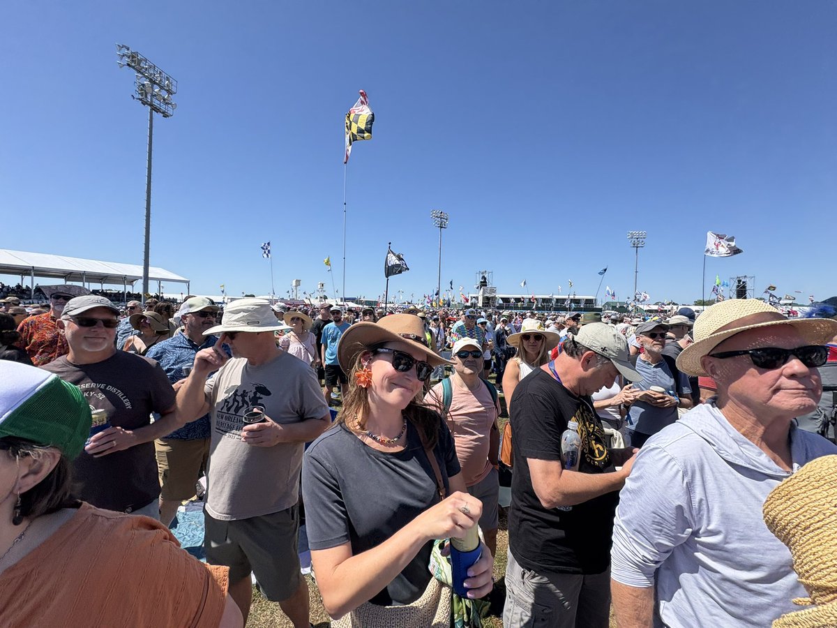 MargaretOrr's tweet image. What a beautiful day @jazzfest !  Blue skies. Low 70s. Wind N 10-28 mph. Muddy in a few spots. #nola #lawx Don’t wear your good shoes!