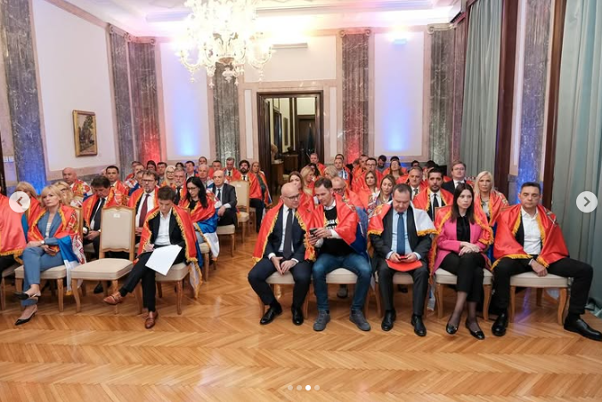 Valami Kenyer tweet media