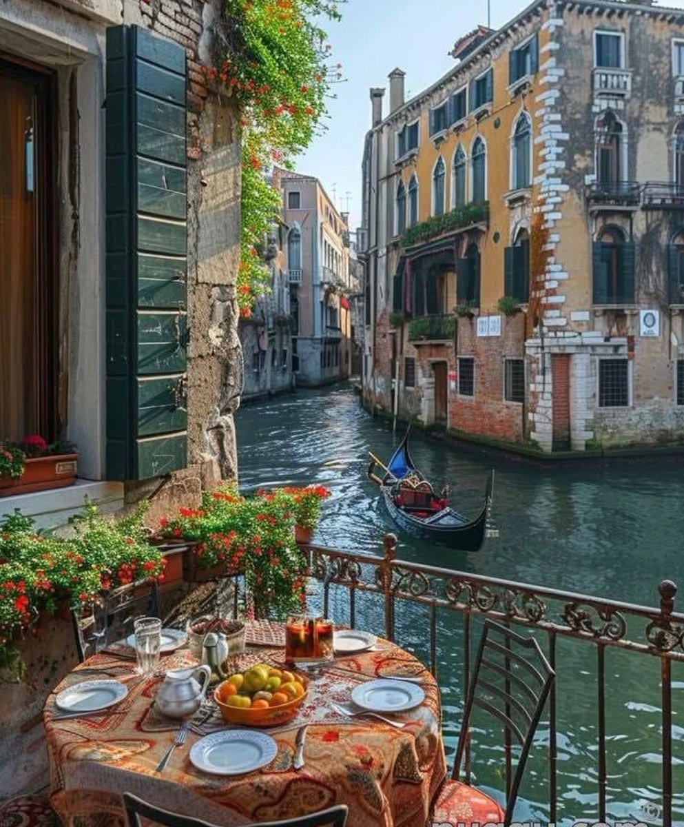 Rome 🇮🇹                                Venice 🇮🇹