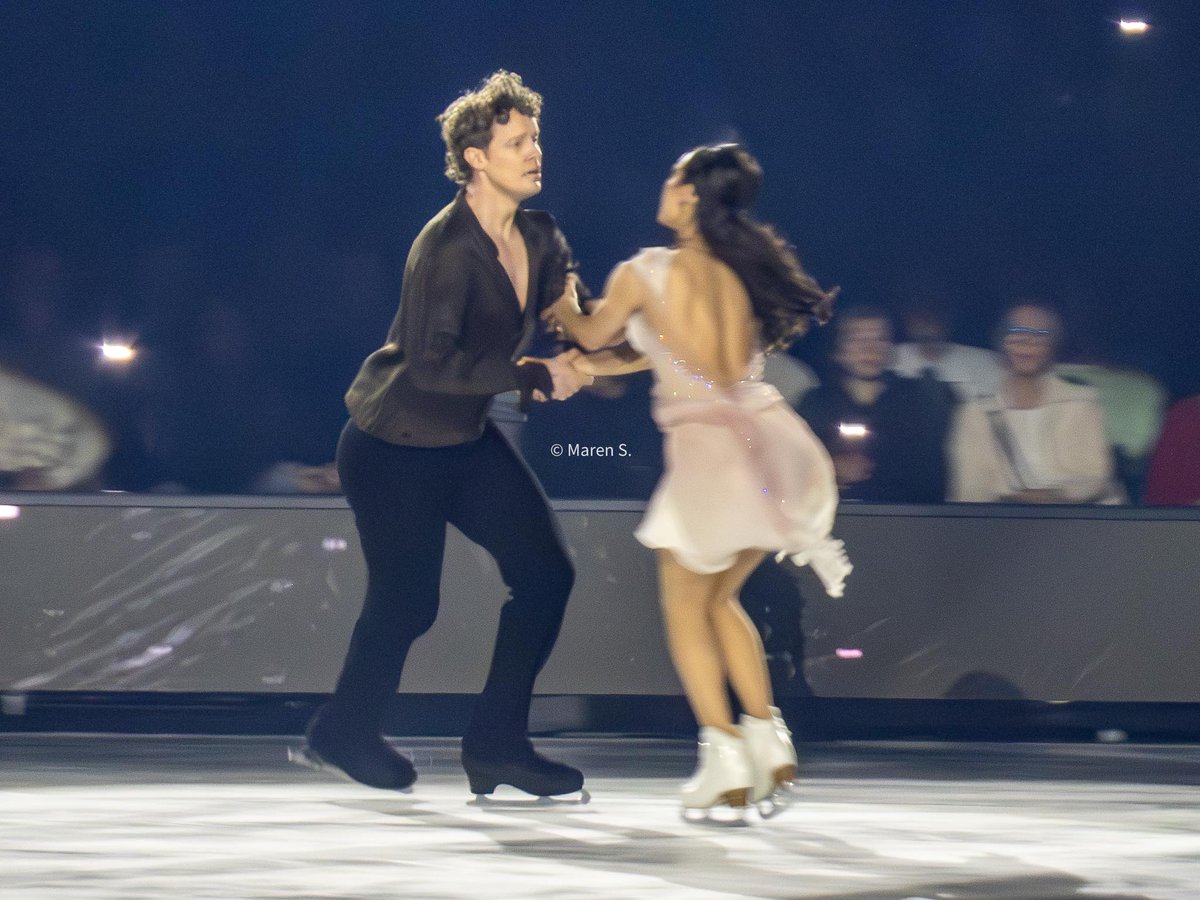 demtuppesseine's tweet image. Art on Ice 2026 - Madison Chock and Evan Bates #FigureSkating #ArtonIce #MadisonChock #EvanBates