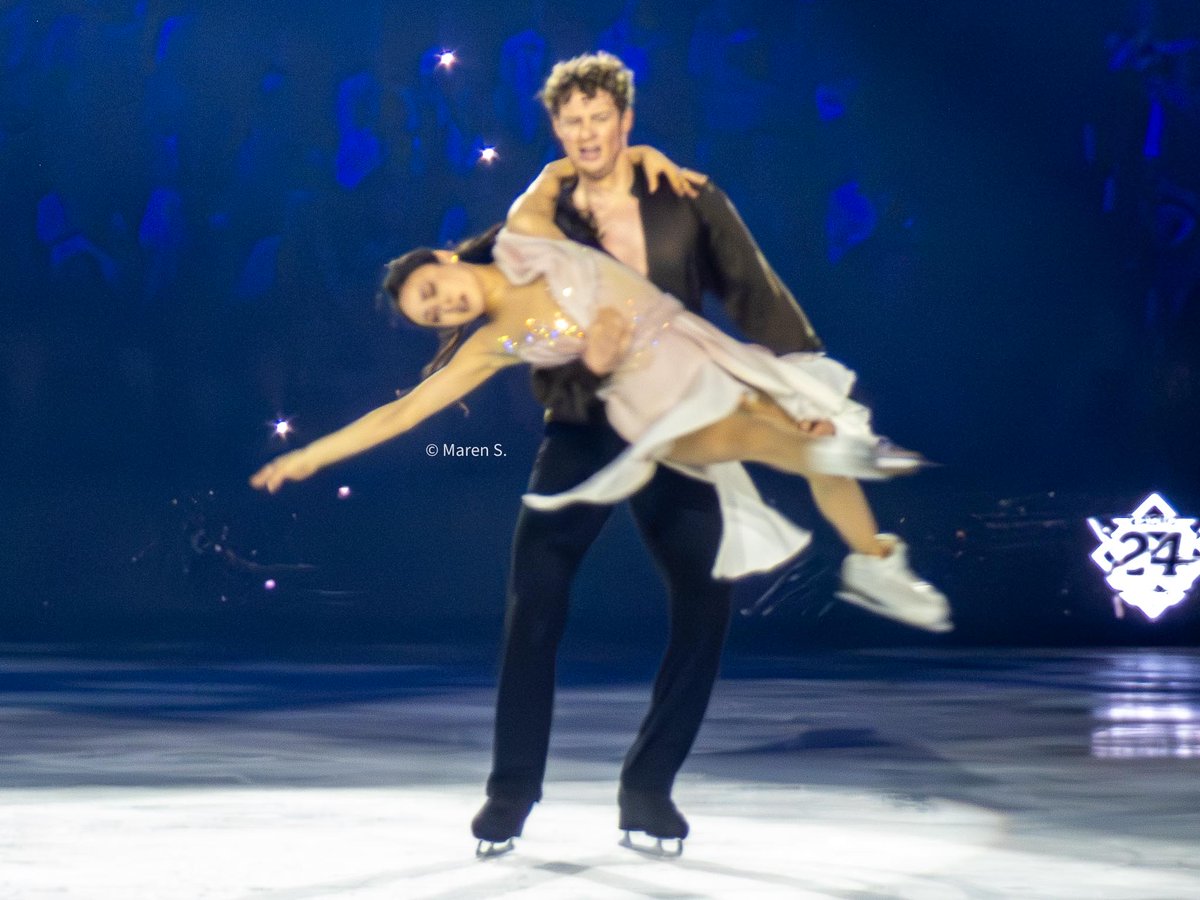 demtuppesseine's tweet image. Art on Ice 2026 - Madison Chock and Evan Bates #FigureSkating #ArtonIce #MadisonChock #EvanBates