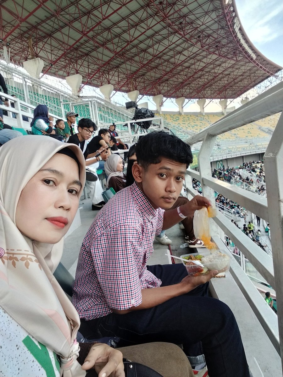 herni1977's tweet photo. "Semangat untuk tim Persebaya"
Alhamdulillah 4-0 menang lagi
#santosjayaabadi #kapalapi 
#persebaya #secangkirsemangat 
#secangkirsemangatwani 
@PTSJA1927 @kapalapi_id 
@persebayaupdate https://t.co/pOEuZBFOme