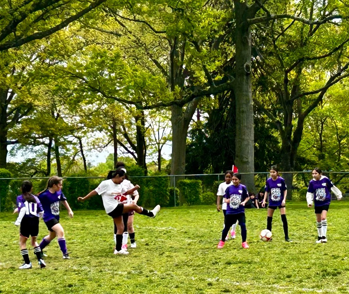 Ridgeway_WP's tweet image. Ridgeway BYS girls soccer team achieving their goals on this wonderful Saturday!  #Teamwork #WPPROUD #Soccerislife ⚽️

@DrJosephRicca 
@wplainsschools