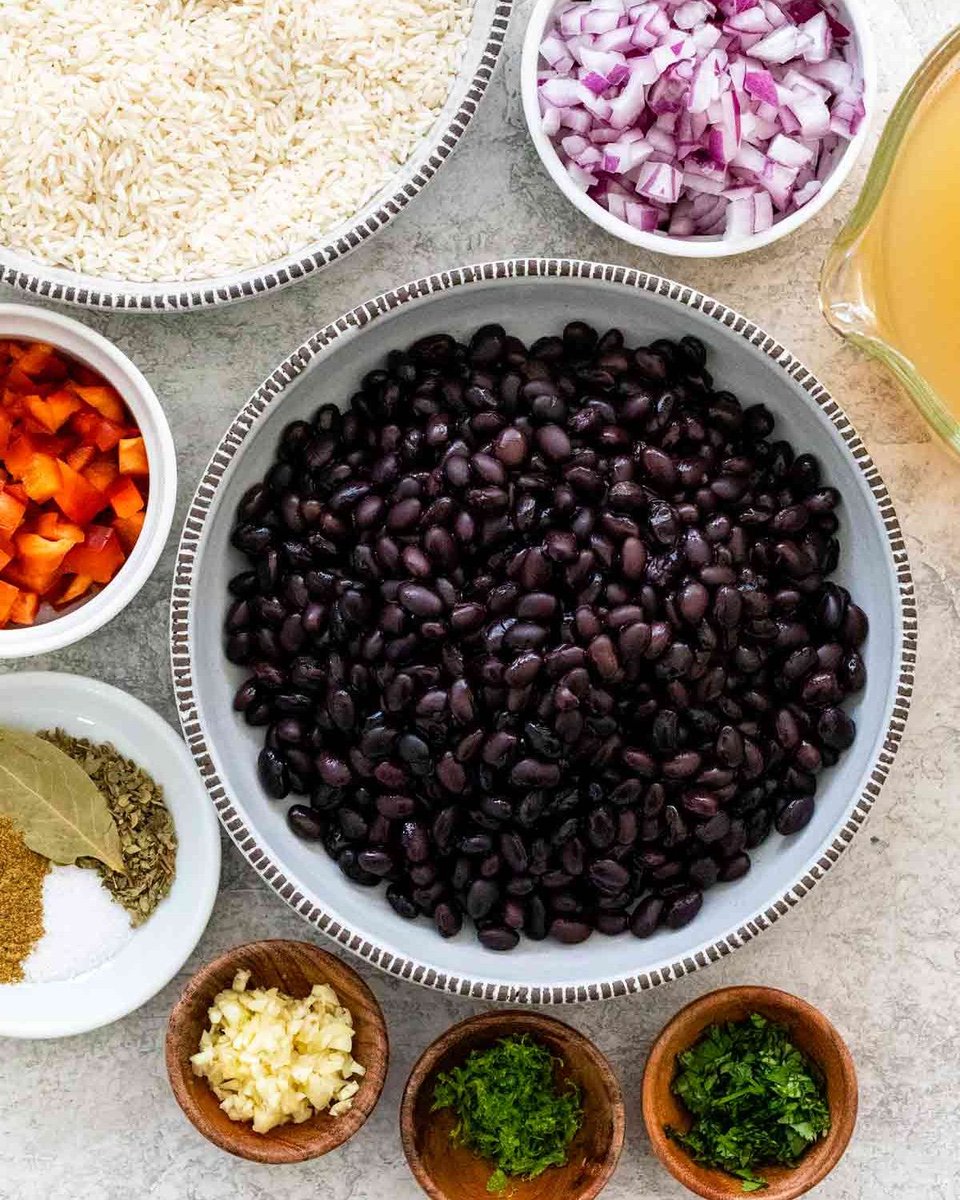 Jessica_Gavin's tweet image. Spice up your #CincodeMayo fiesta with a colorful plate of #blackbeans and rice, a perfect balance of protein and carbs that will make your celebration even more festive! #Recipe: 👉 jessicagavin.com/black-beans-an…

#BeansAndRice #MexicanCuisine #TastyTraditions #SpicyGoodness
