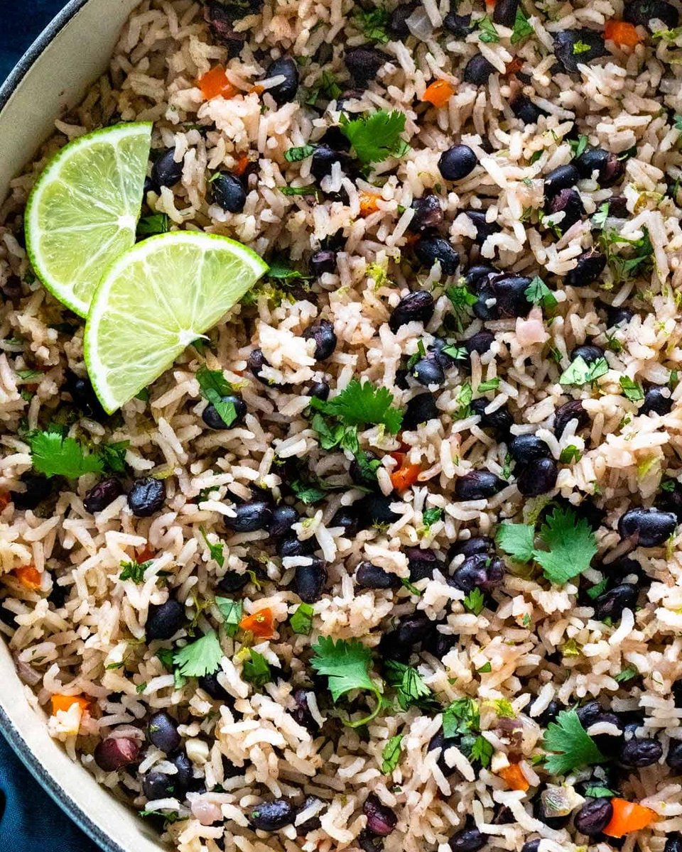 Jessica_Gavin's tweet image. Spice up your #CincodeMayo fiesta with a colorful plate of #blackbeans and rice, a perfect balance of protein and carbs that will make your celebration even more festive! #Recipe: 👉 jessicagavin.com/black-beans-an…

#BeansAndRice #MexicanCuisine #TastyTraditions #SpicyGoodness