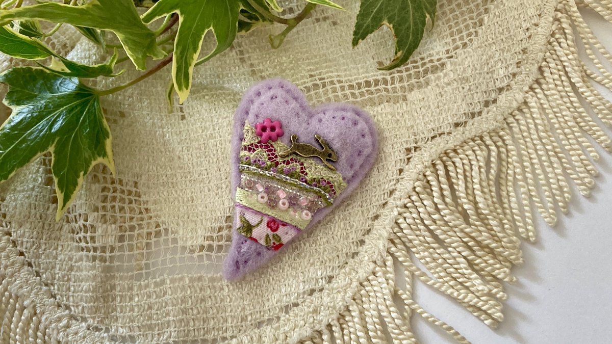 elliestreasures's tweet image. #UKGiftAM
Newly listed! This elegant heart shaped brooch with a tiny leaping hare charm has been hand sewn in springtime colours.
A unique little accessory to adorn jackets and pretty outfits.
elliestreasures.square.site/product/hare-h…

#UKGiftHour #shopindie #hares #giftideas