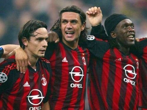 Clarence #Seedorf: "Cuando fiché por el #Milan desde el Real Madrid, sabía que tenía que demostrar mi valía mientras estaba sentado en el vestuario entre jugadores gigantescos".

"En mi primer entrenamiento, cada vez que recibía el balón intentaba pases y disparos casi