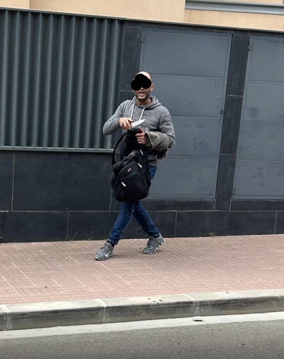 javiernegre10's tweet image. La nueva normalidad en España, en un sábado cualquiera, es esta:

Un moro en proceso de regularización degüella a una joven de 16 años en Esplugues.

Apuñalan a un hombre de 35 años en Palma.

Los Mossos detienen en Barcelona a un hombre con un machete.

Estos titulares no eran