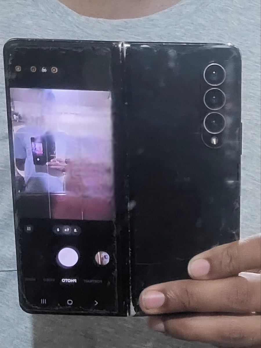 Blueberry32100's tweet photo. @ShepGoesBlep That's so true and it bother me so much and not to mention it's hard to find screen protector for my phone I literally have to cut the glass just so it can fit on my phone since my folds in half https://t.co/RyIEHYyXL7
