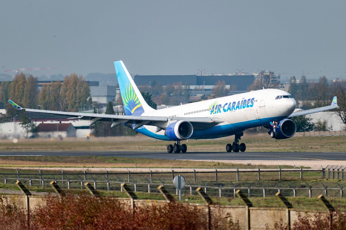 F-OFDF, l'un des derniers A330-200 d'Air Caraïbes va prochainement quitter la flotte de la compagnie antillaise 🏝️
Il ne restera plus que deux A330-300 : F-ORLY et F-HPUJ ✈️