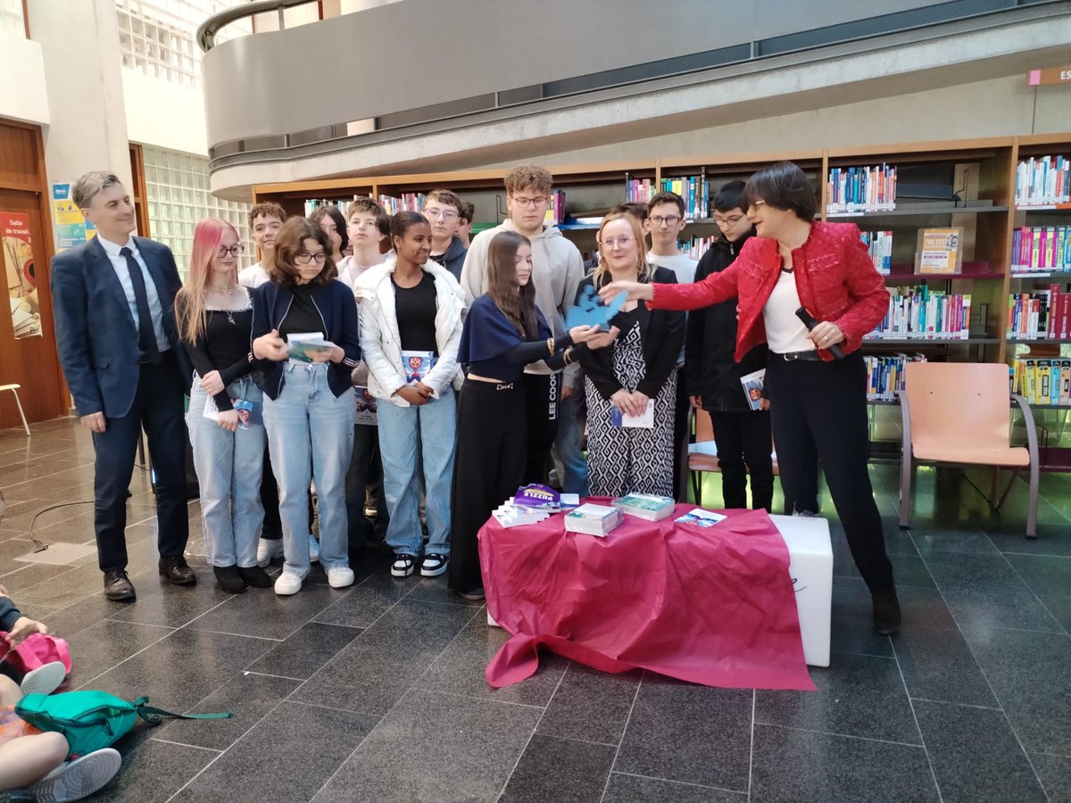 Dsden90's tweet photo. 🥇Défi académique "Cette année je lis"
La classe de 3e prépa métiers du lycée Jules Ferry de Delle lauréate de sa catégorie.
Un prix qui récompense l’engagement des élèves et de leur enseignante.
@acbesancon @NathalieAlber15 @DaugeJacques https://t.co/8V0N145vOB