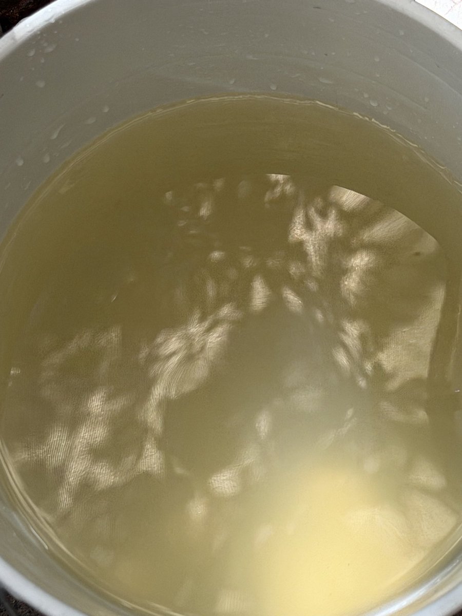 Vicra58's tweet photo. Cuándo será solucionado el agua chocolate? @siapagdl @JuanJoseFrangie @PabloLemusN 
Ayer estaba peor porque ya en la casa está todo sucio
C.P. 45180 Zapopan Alberto Cinta entre mariano Bárcenas y federalismo https://t.co/N2bfcToI0H