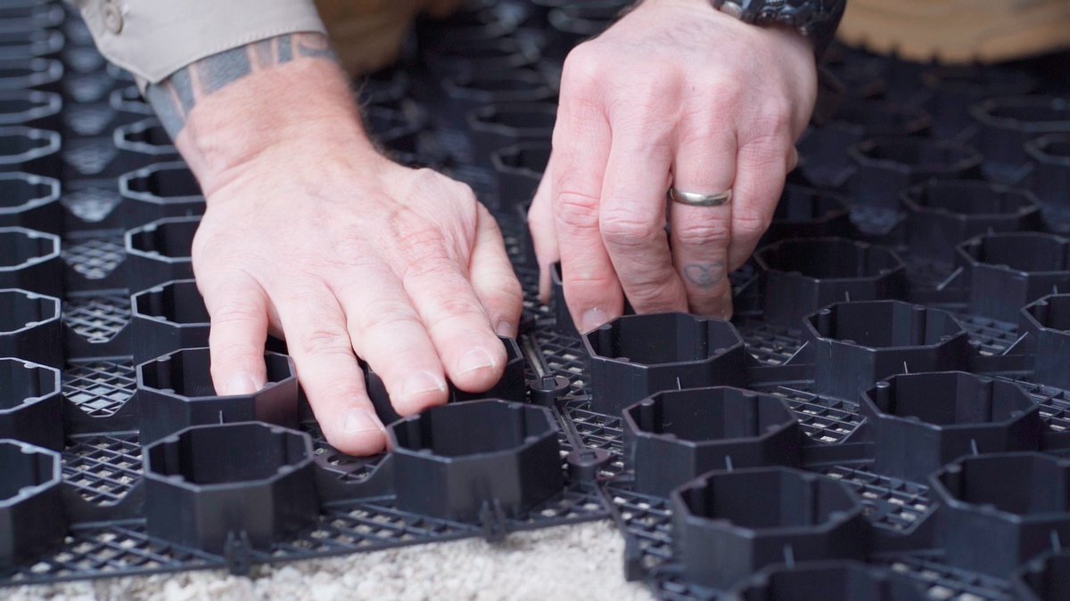 CarbourTools's tweet image. Locks in tight and stays that way. PebbleLock panels snap together for a secure, gap-free fit every time.
carbourtools.com/pebblelock

#Hardscape #LandscapeDesign #PermeablePaving #GravelDriveway #HardscapeDesign