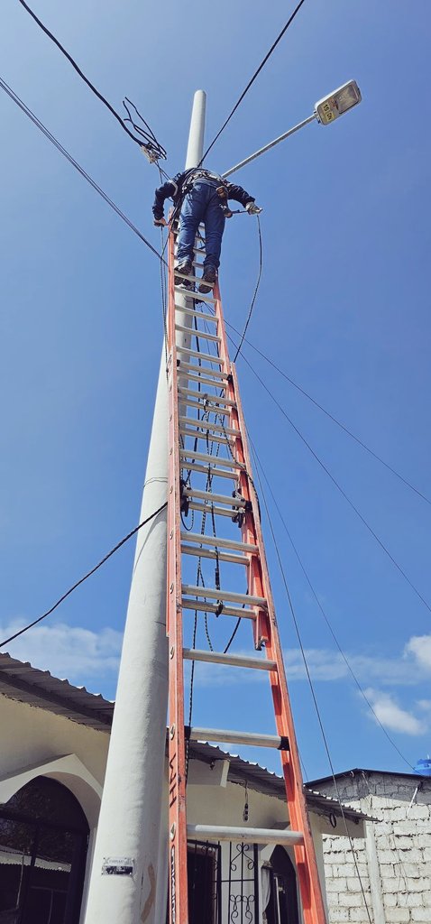 CNEL_EP's tweet photo. ✅ EL ORO

En las islas Jambelí y Las Huacas, pertenecientes al cantón Santa Rosa, se desarrolló una jornada de regularización de servicios eléctricos que incluyó la instalación de nuevos suministros, cambio de medidores, actualización de datos y atención de solicitudes en zonas de difícil acceso. 

En total, se atendieron 110 requerimientos ciudadanos.