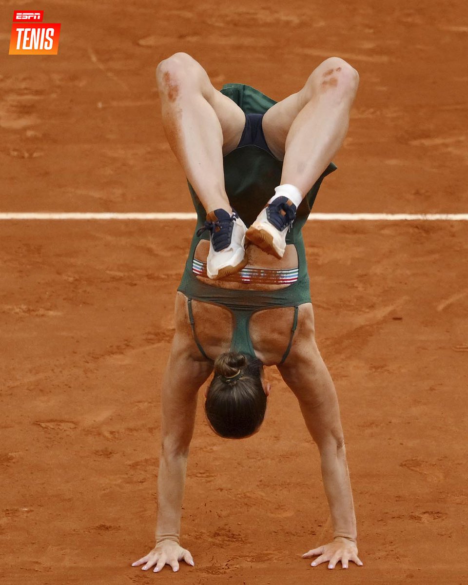ESPNtenis's tweet image. ¡UNA ACRÓBATA! 🤸‍♀️

El festejo de Marta Kostyuk, la campeona de #Madrid. 🏆🇺🇦