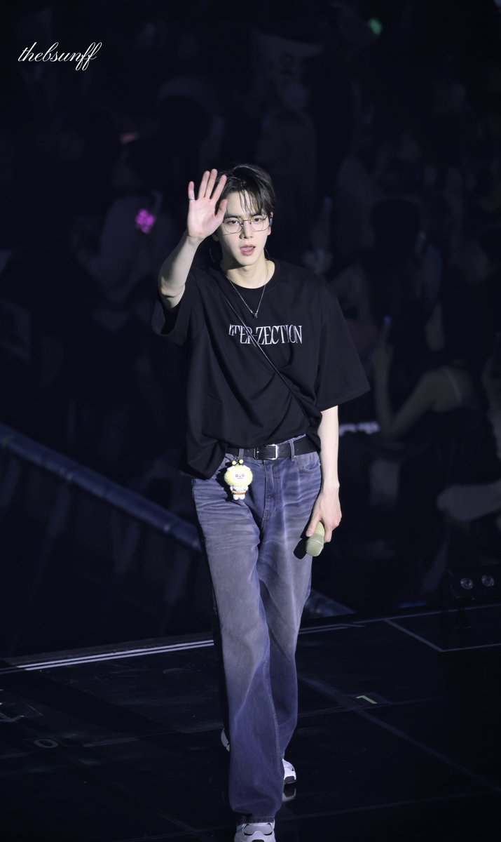 아까 덥구에 올린 김영훈씨 기럭지 좀 보실 분
이게 어떻게 사람 기럭지죠? 이 미모에 이 기럭지를 가진 이 남자 진짜 뭘까요 비율이 진짜 설정값 오류 아니고서야 말도 안 돼요 걸어다니는 순간부터 주변 공기 밀도부터 달라짐 같은 인간이라는 게 안 믿겨요 이분이 한 발짝 걸으면 내가 세 발 가야