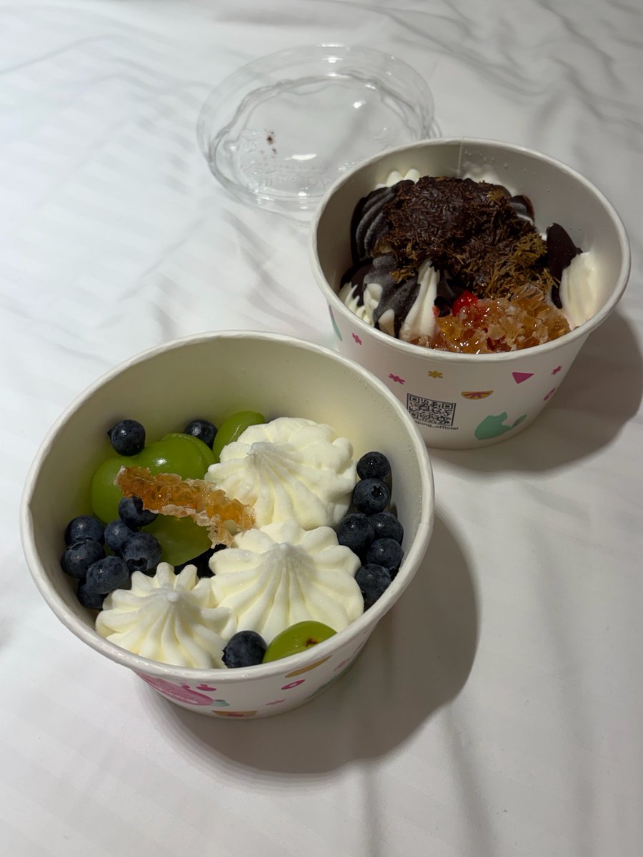 chachap0913's tweet photo. 「なんか前回2人前にして余裕だった気がする〜！」
とか言って友達にヨアジョンの300gを勧めてそれぞれ頼んだらとんでもない量届いた爆笑

スプーンも4つ付いてきたし、やはり1人1つのボリュームではなかったらしい^_^ https://t.co/LOSgqpE4RL