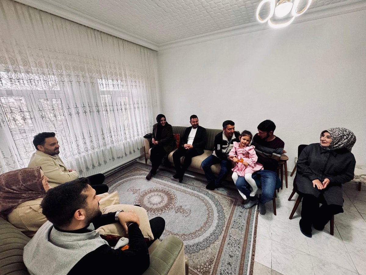 av_mfa's tweet photo. 📍Gönül Kapısı | Kavak

Bu hafta Gönül Kapısı Programımızda Kavak Kasabamızdayız.

AK Parti Nevşehir olarak; Milletvekillerimiz Süleyman Özgün ve Emre Çalışkan, Merkez İlçe Başkanımız Serhat Sonugelen, Kadın Kolları Başkanımız Elife Çelebi, Gençlik Kolları Başkanımız Necati Yurtbilir ve teşkilat mensuplarımızla birlikte Kavak Kasabamızda hane hane ziyaretler gerçekleştiriyoruz.

Gönül kapılarını bizlere açan kıymetli hemşehrilerimizle muhabbet ediyor, her hanede hatıralar biriktiriyor,hediyelerimizi takdim ederek Cumhurbaşkanımızın selamlarını iletiyor, gönül bağlarımızı daha da güçlendiriyoruz.

Her bir haneye misafir olmanın, her bir gönüle dokunmanın gayretiyle; milletimizle omuz omuza, aynı dava etrafında yürümeye devam ediyoruz.